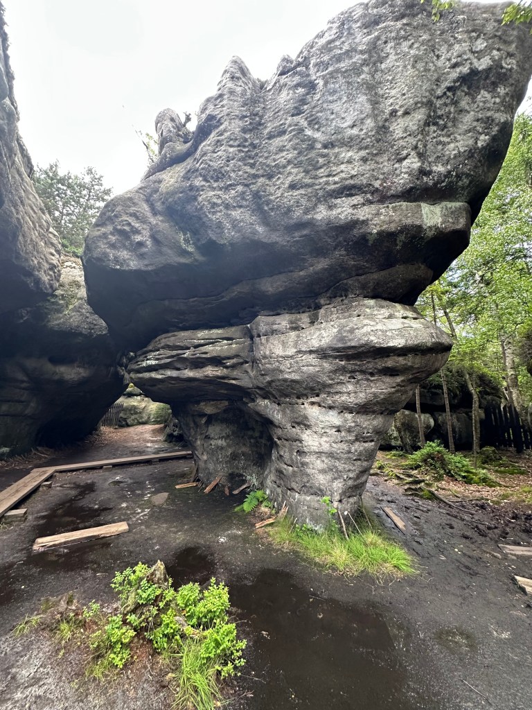 Skała wąskiej podstawie i głazie na górze