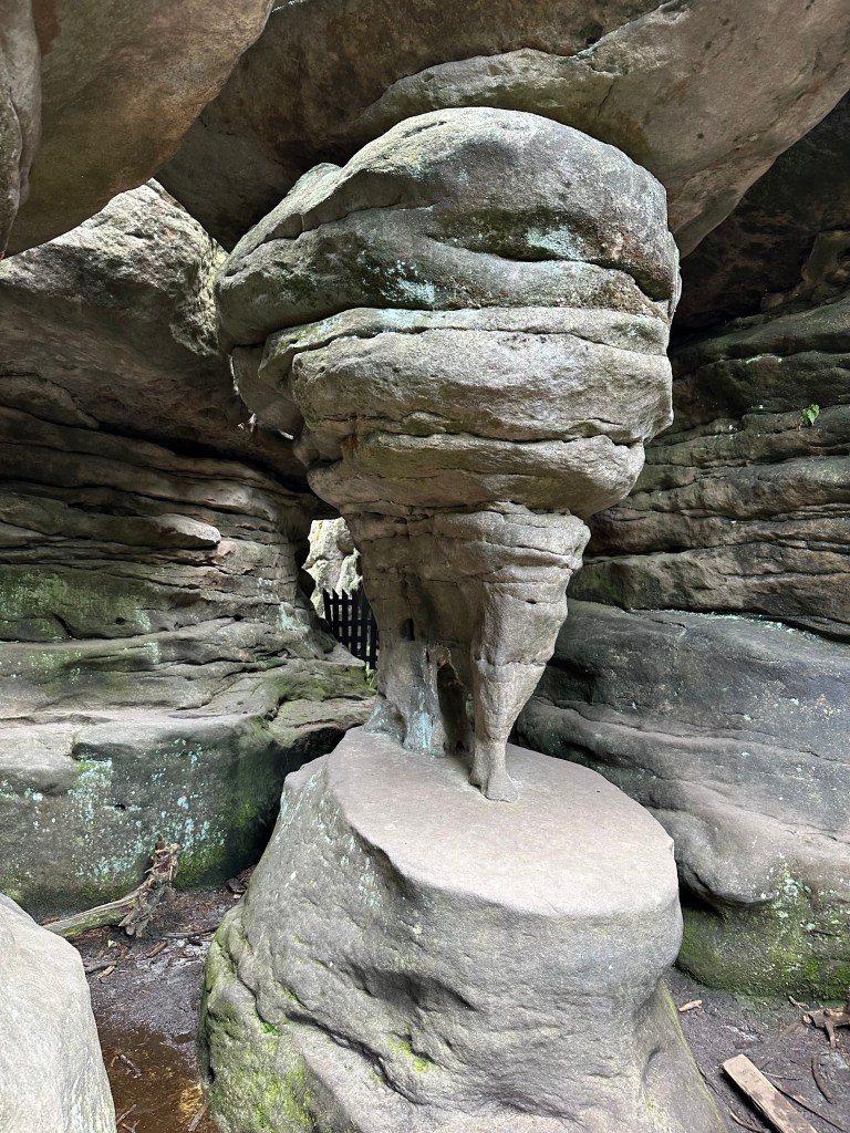 Formacja skalna. Bardzo wąska na dole i rozszerzająca się ku górze