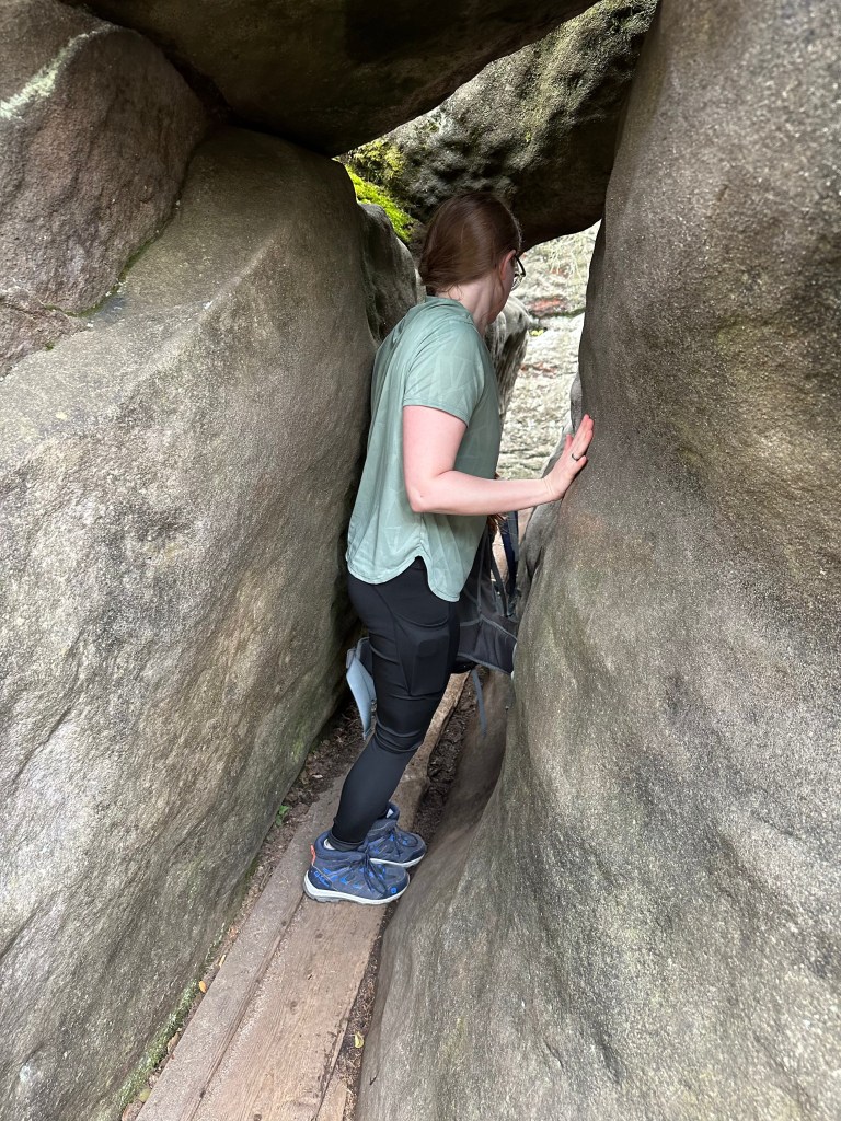 Wąska szczelina skalna a pośrodku ścieżka