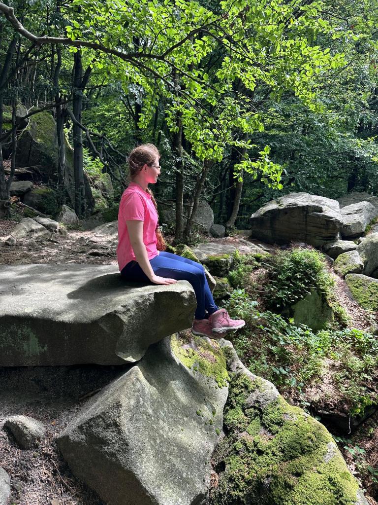 kornuty kobieta siedzi na skale