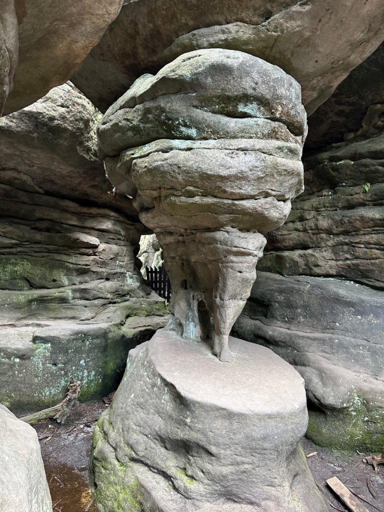 Formacja skalna. Bardzo wąska na dole i rozszerzająca się ku górze